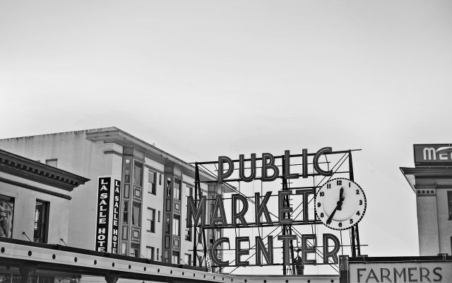 Public Market Center Schild mit weiteren Gebäuden in schwarz weiß